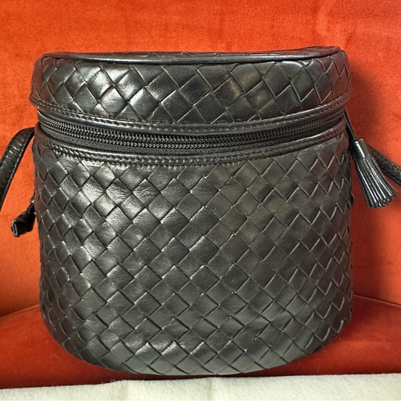 Vintage Bottega Veneta Black Leather Shoulder Crossbody with Woven Design - Picture 2 of 16